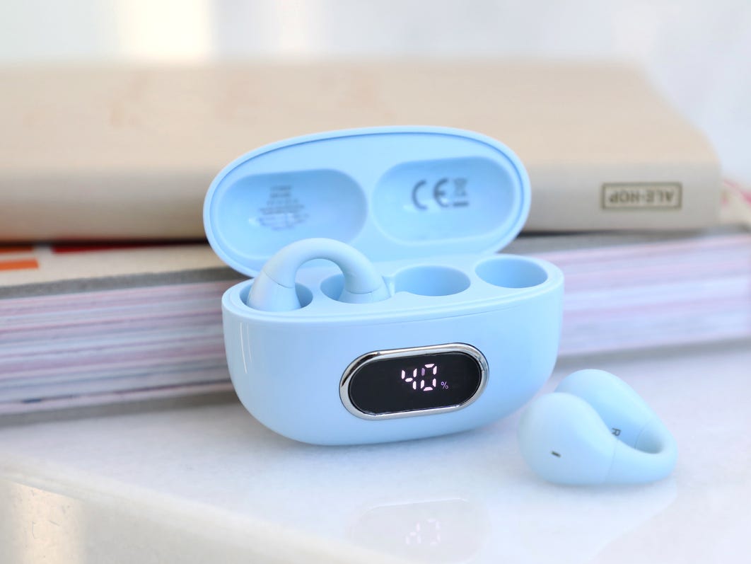 Bluetooth Earphones Outdoor Tech Mantas Wireless Earbuds Light