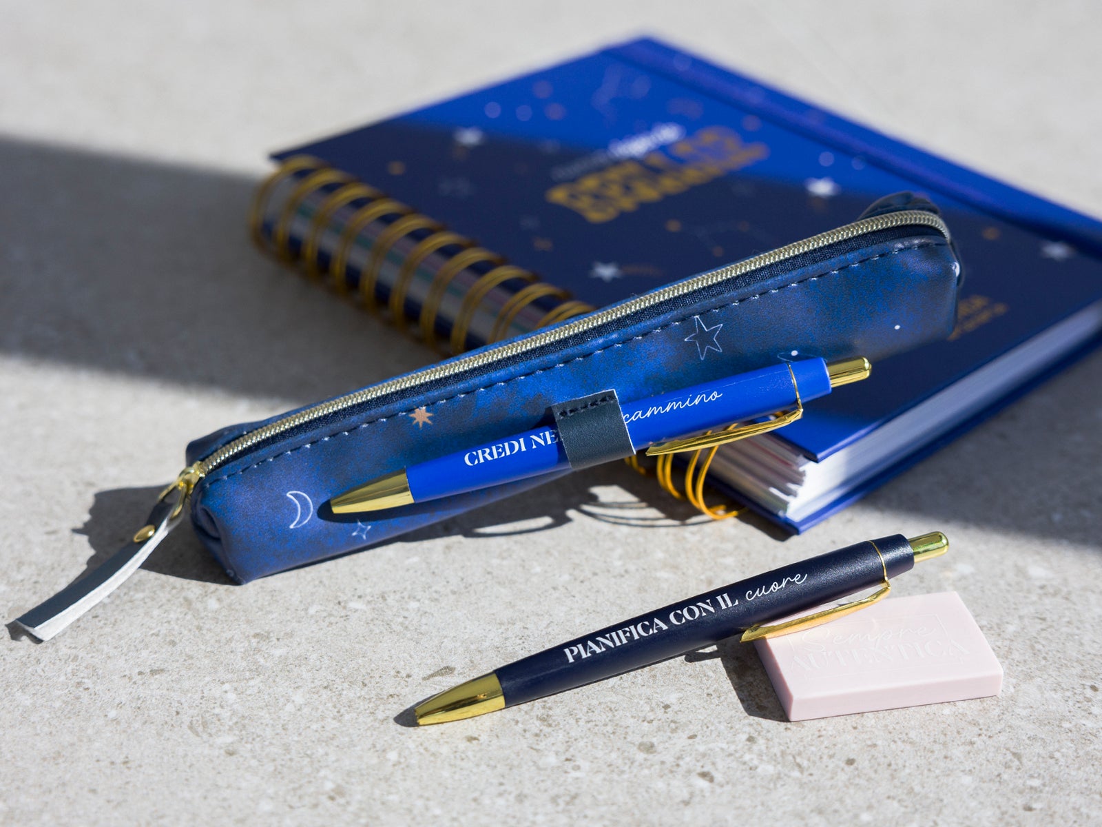 Set de estuche, goma y dos bolis azul