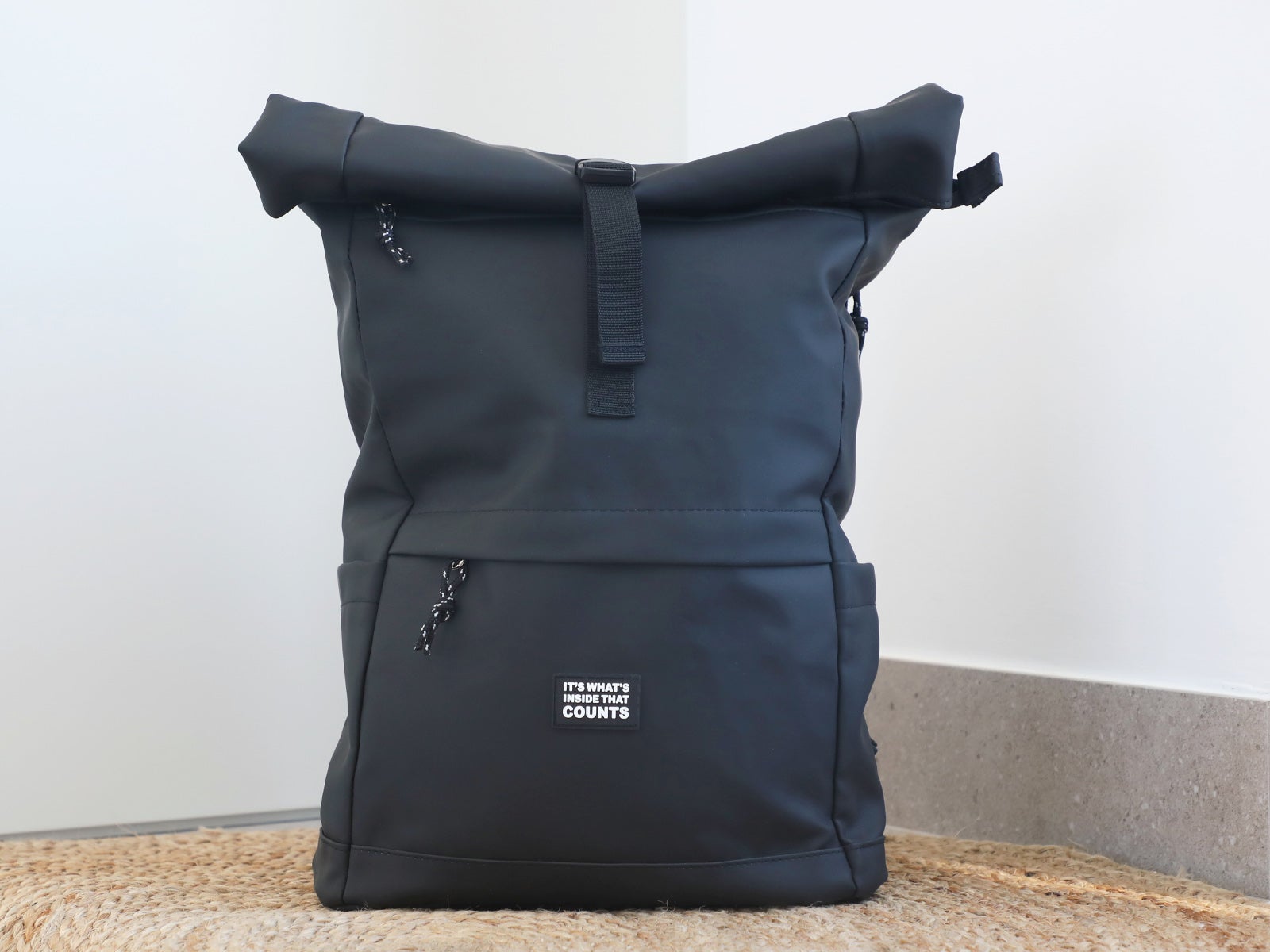 Mochila negra con cierre enrollable soft