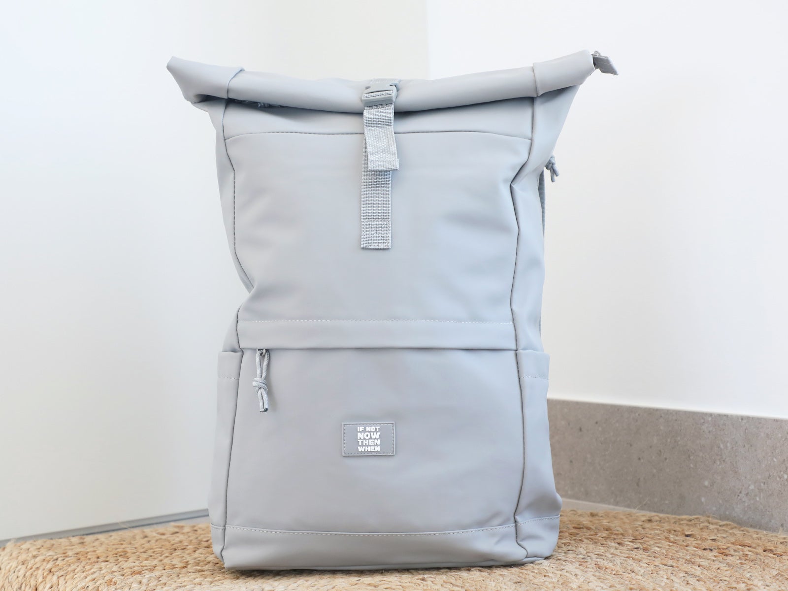 Mochila gris con cierre enrollable soft