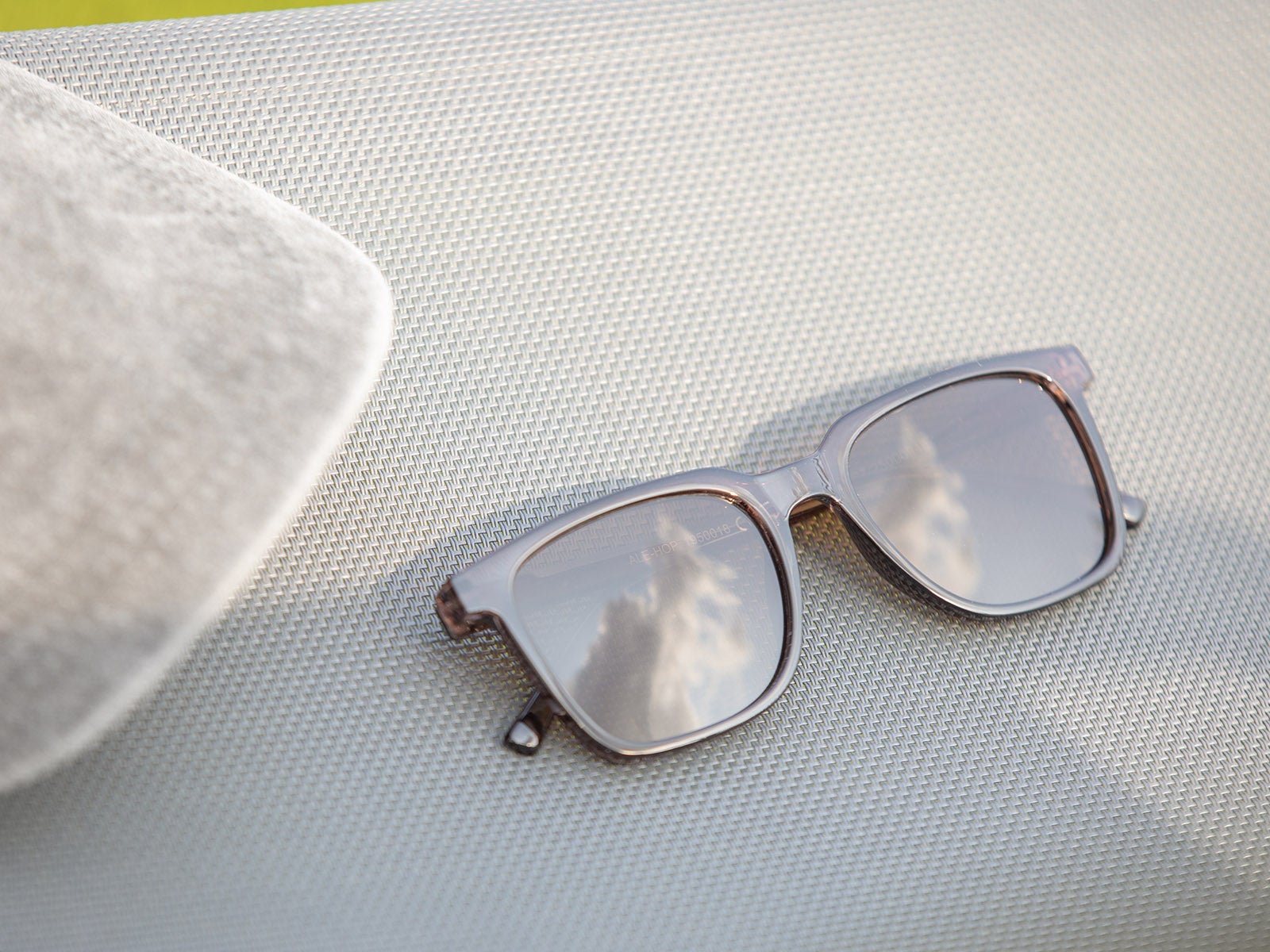 Gafas de sol clásicas grises oscuras