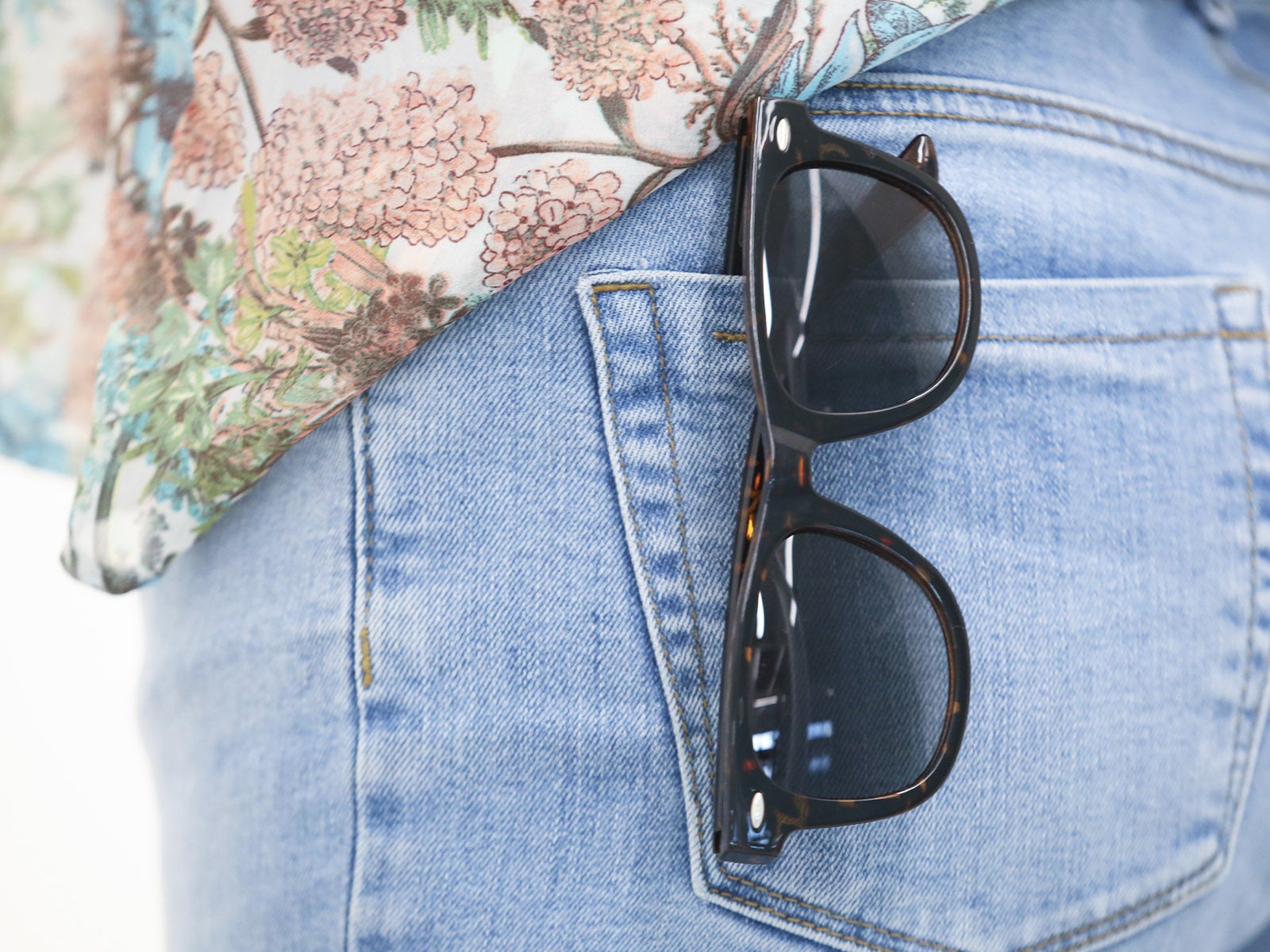 Gafas de sol clásicas demi rectangulares negras