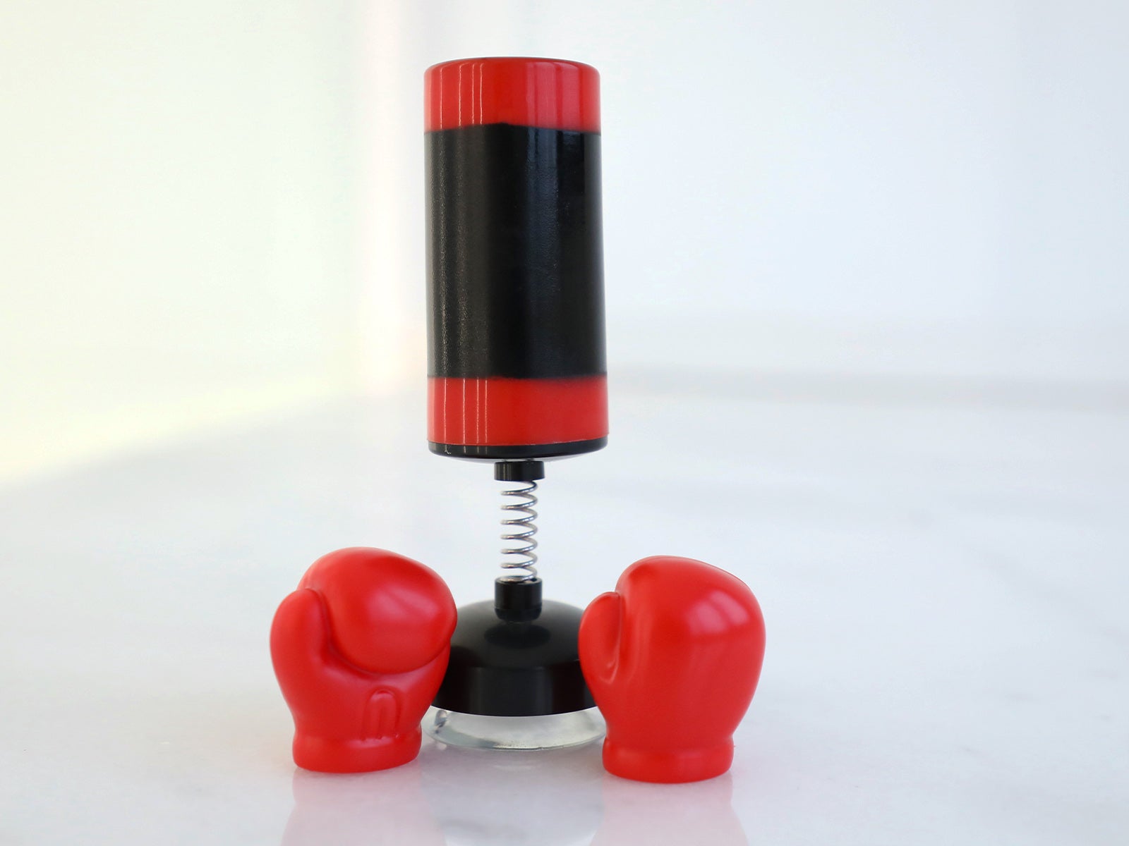 Saco de boxeo con ventosa + guantes – Antiestrés de escritorio