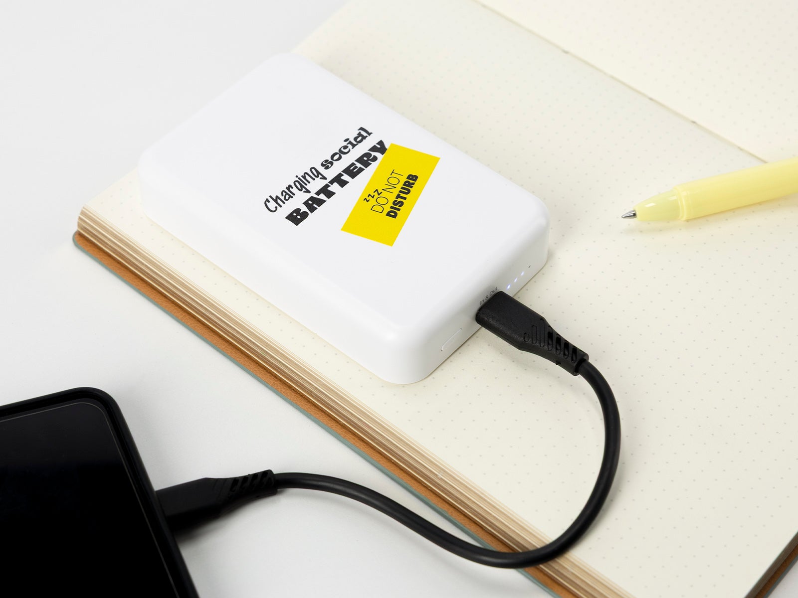Wireless Power Bank 10000 mAh - Charging social battery