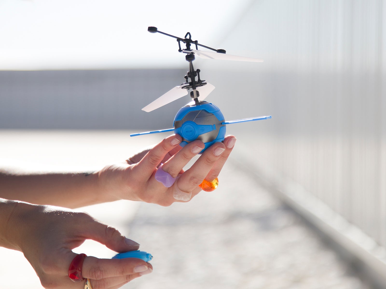 Juguete satélite volador azul