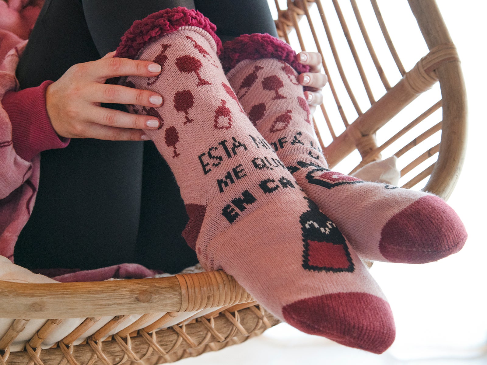 Calcetines gruesos - Esta noche me quedo en casita, sofá, vino y mantita