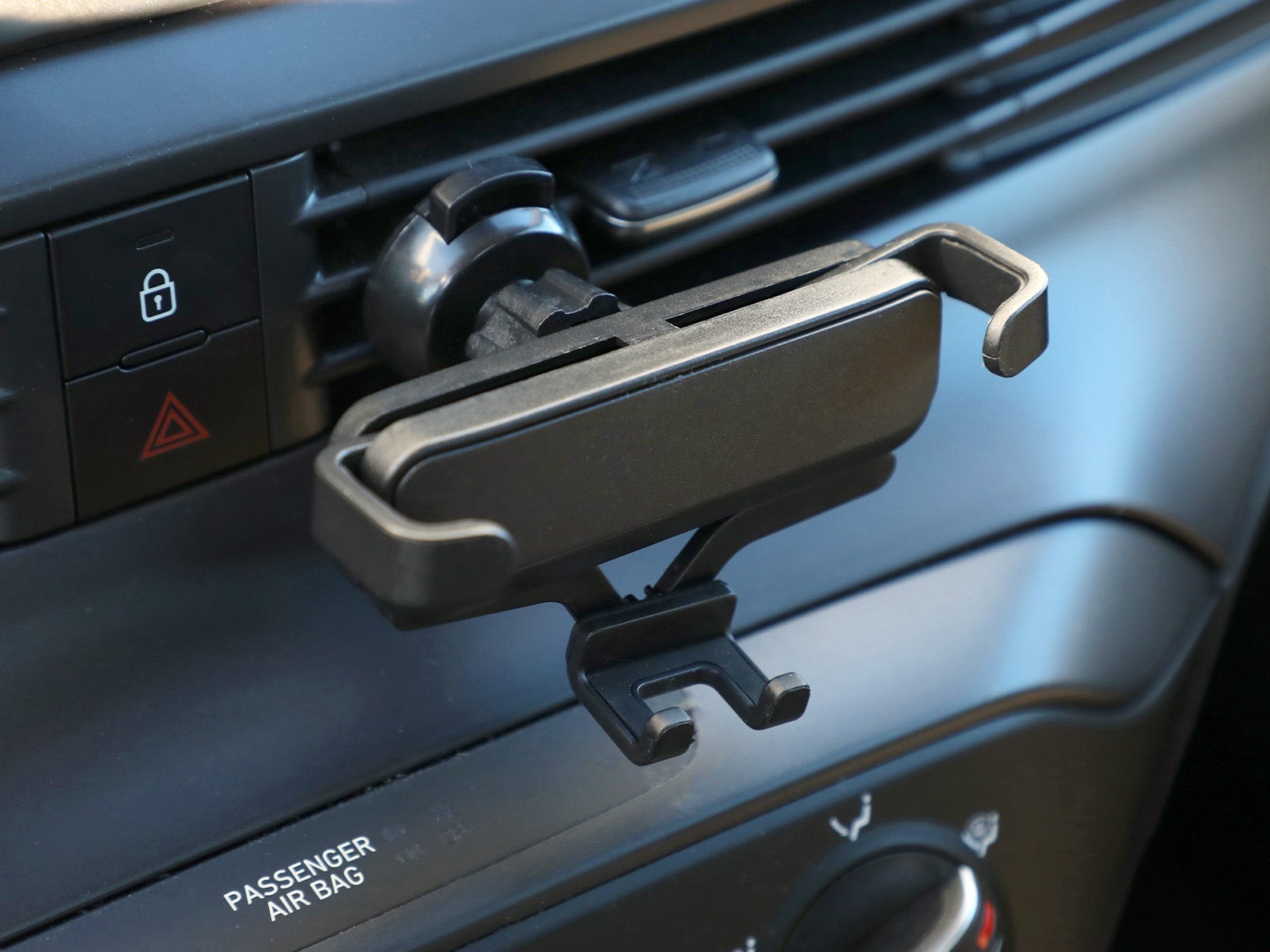 Mobile support car with grille