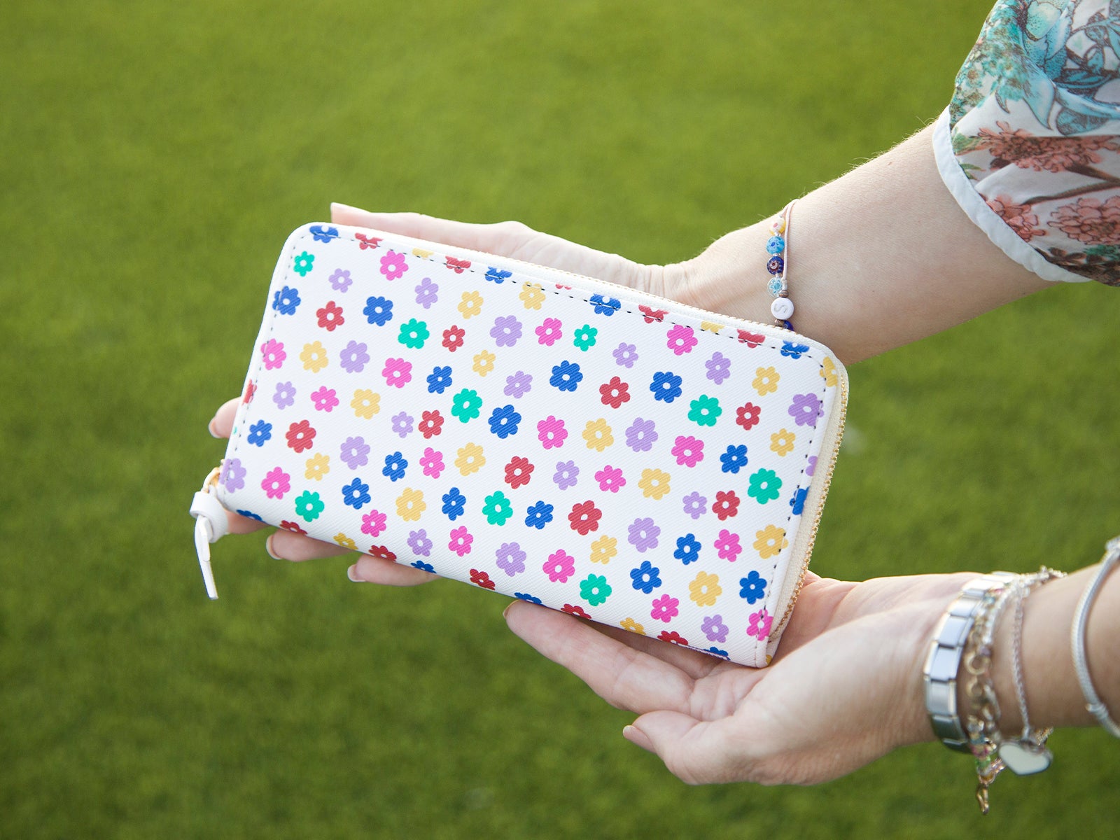 Cartera grande con flores