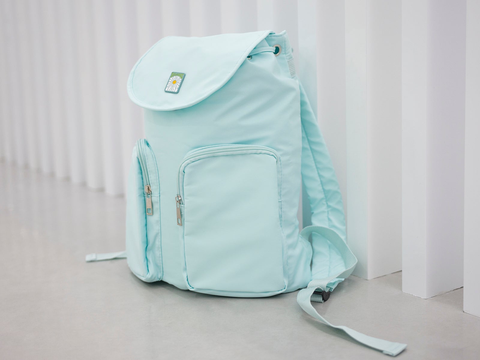 Mochila efecto satinado azul cielo