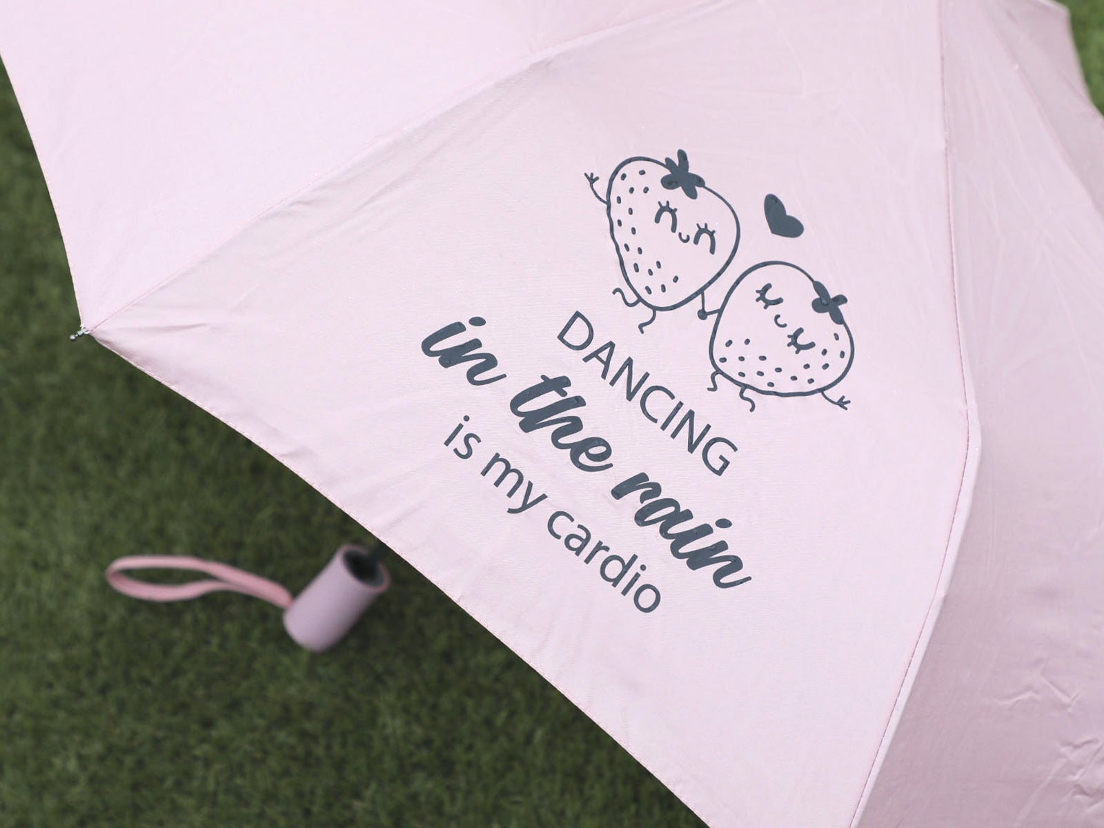 Paraguas plegable rosa – Dancing in the rain is my cardio