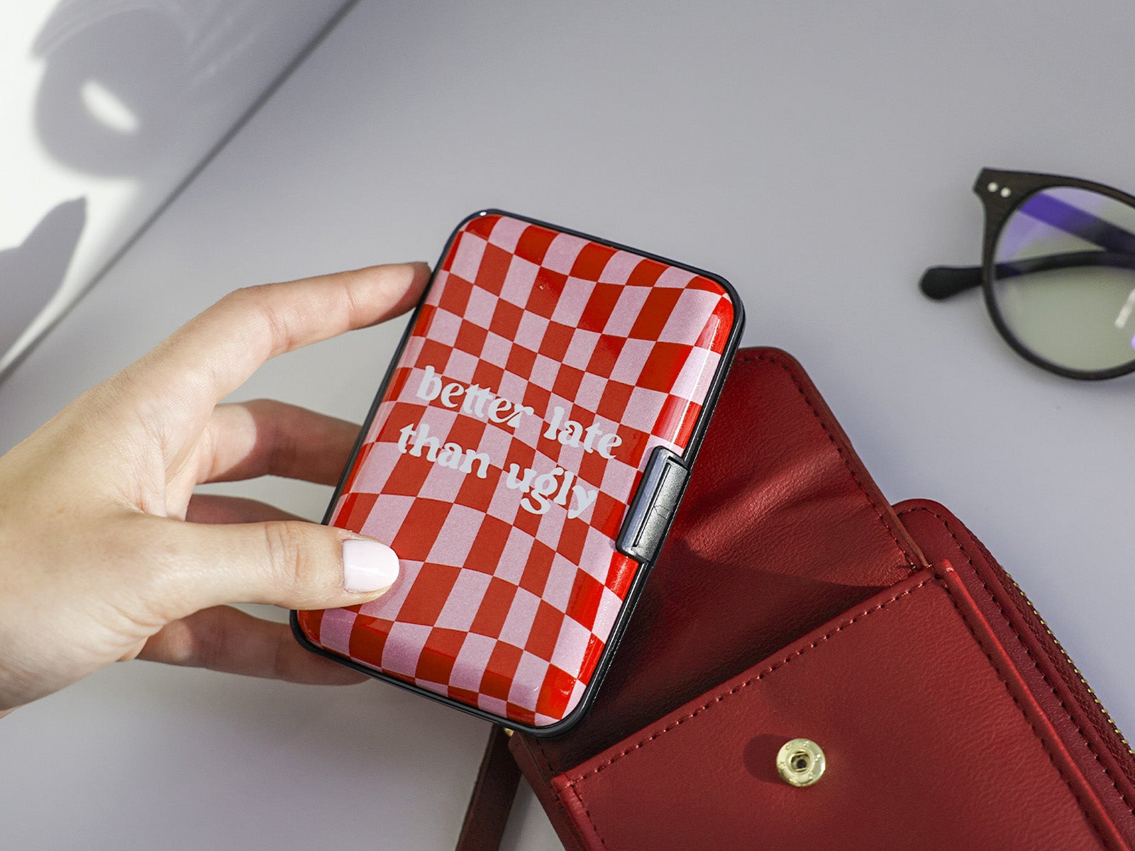 Carteira protege cartões - Better late than ugly