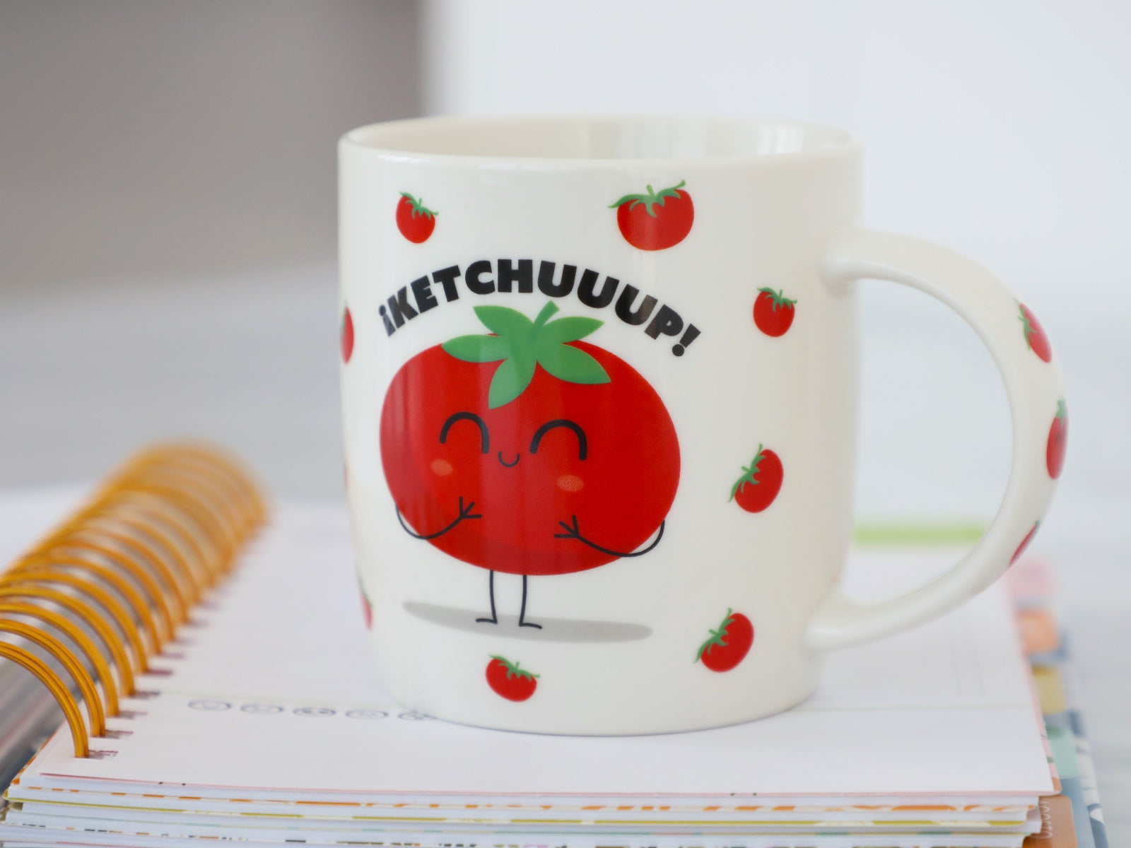 Chávena como espirra o tomate