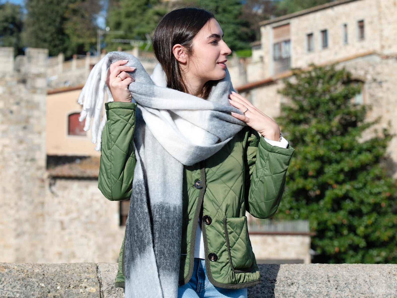 Bufanda de rayas con flecos blanca y gris