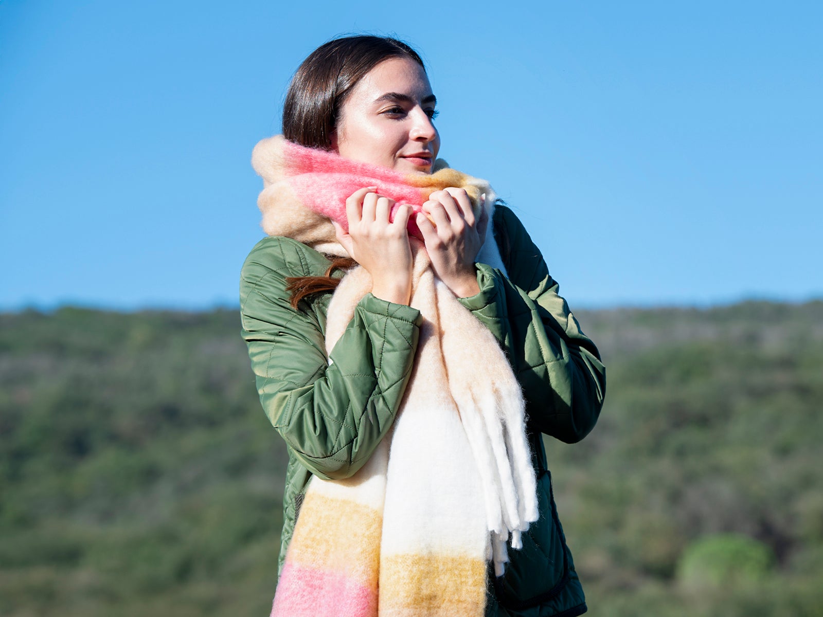 Cachecol rosa às riscas com franjas