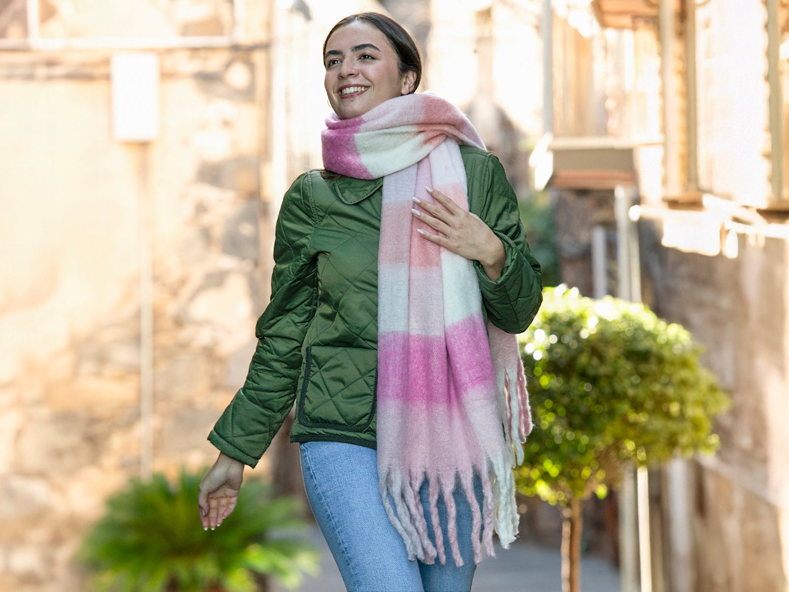 Cachecol rosa aos quadrados com franjas