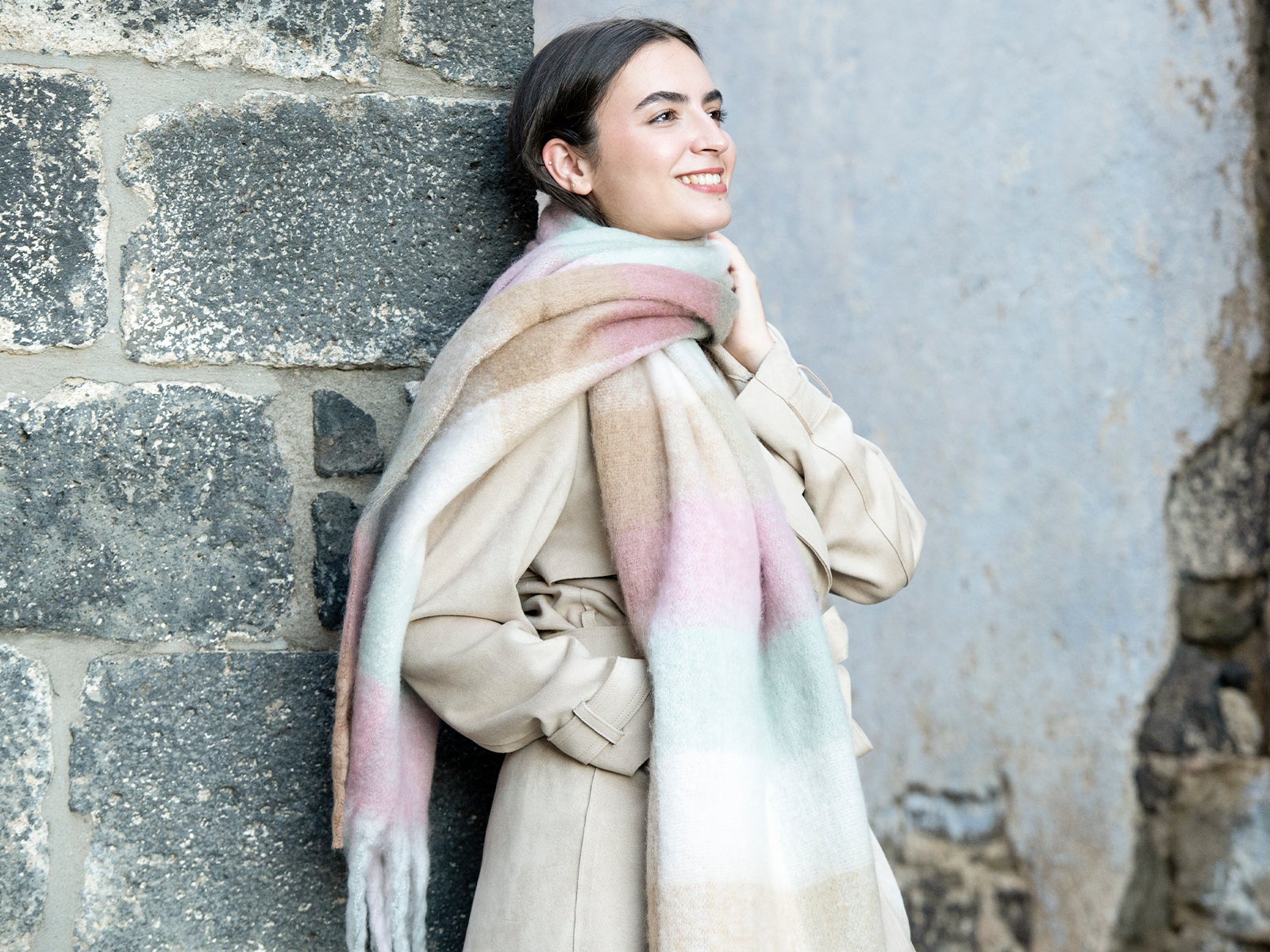 Cachecol tricolor aos quadrados com franjas