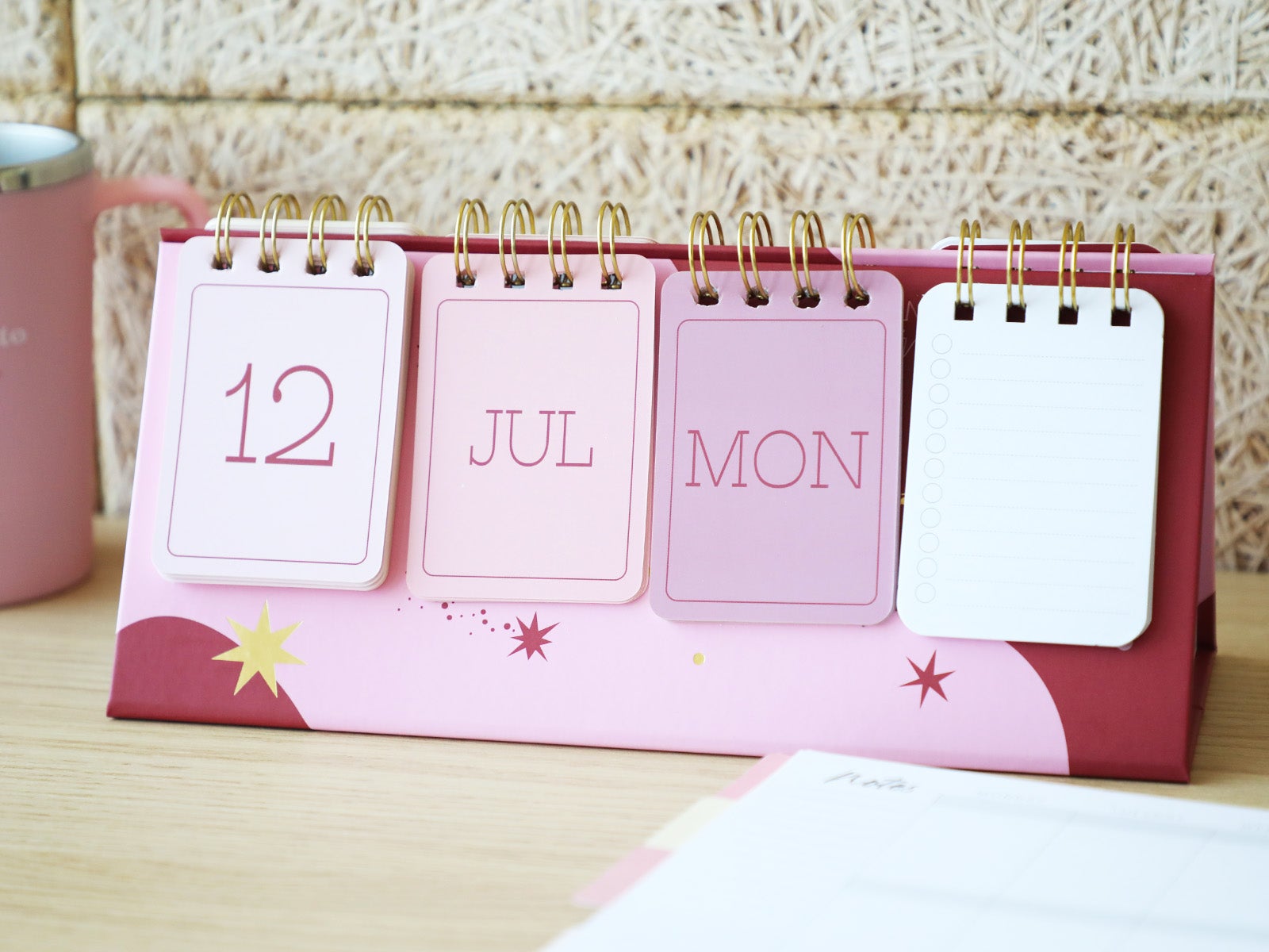 Calendario de sobremesa “Ondas” – Diseño rosa con detalles astrales