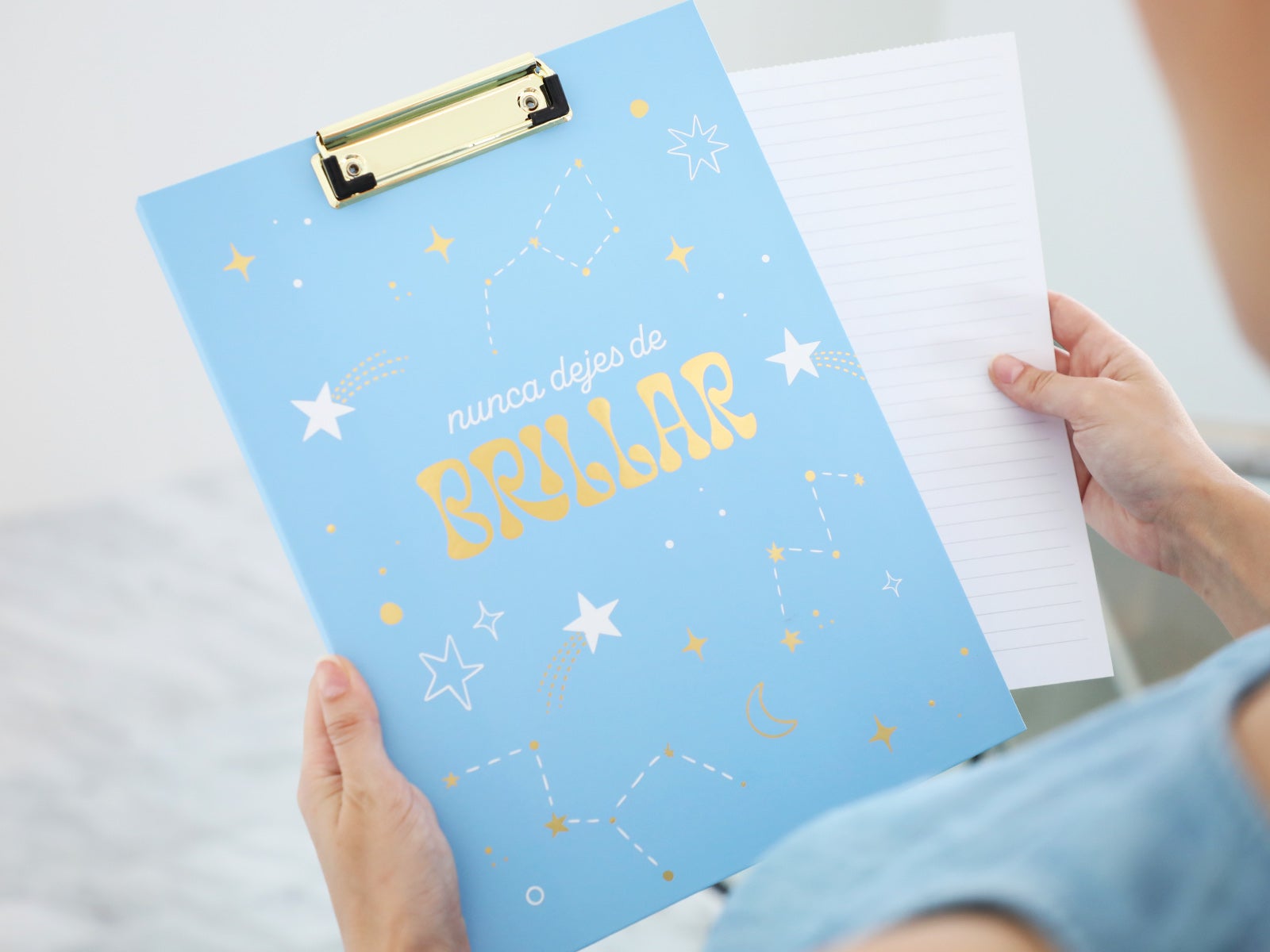Carpeta clip metálico “Nunca dejes de brillar” – Diseño estrellado