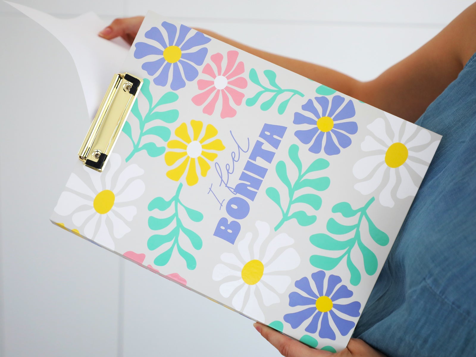 Cartellina con clip “Muy bonita” – Design floreale groovy