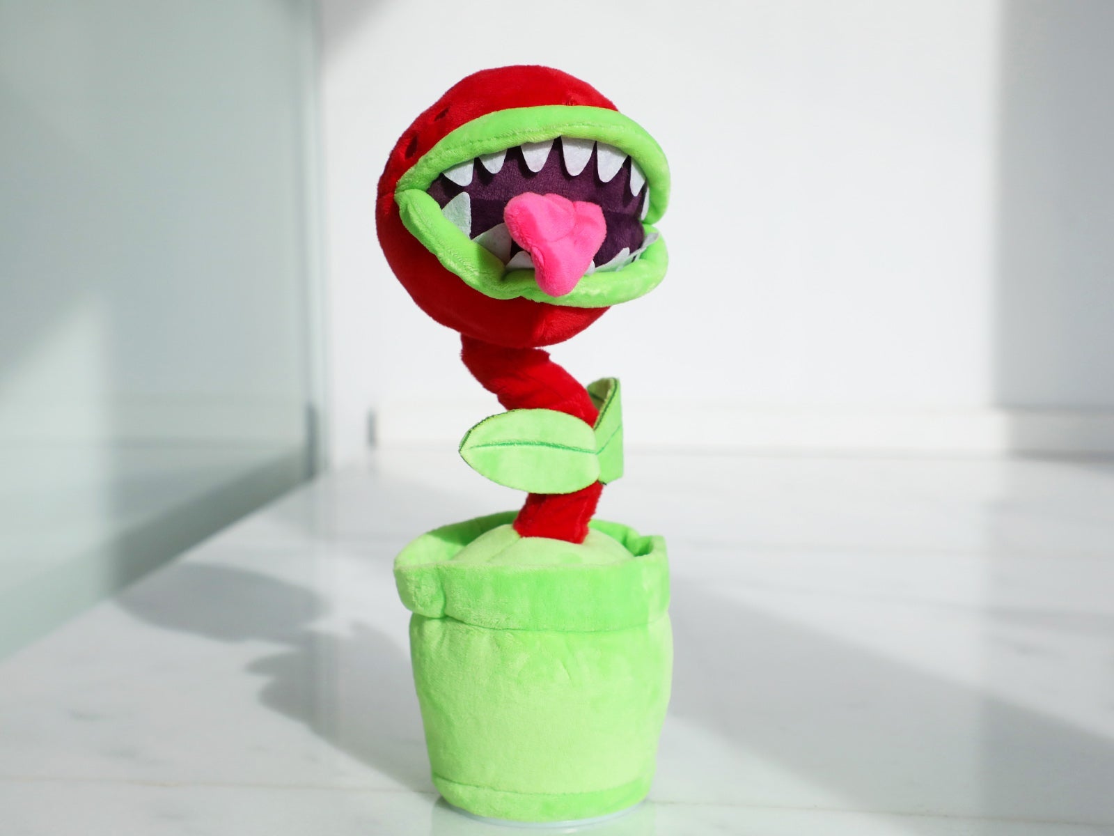 Peluche interactivo planta carnívora