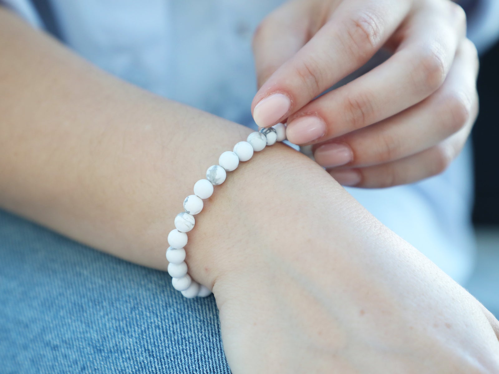 Pulsera de piedras redondas howlita 