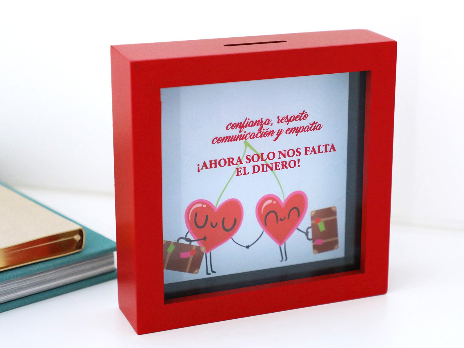 Hucha de madera roja - ¡Ahora solo nos falta el dinero!