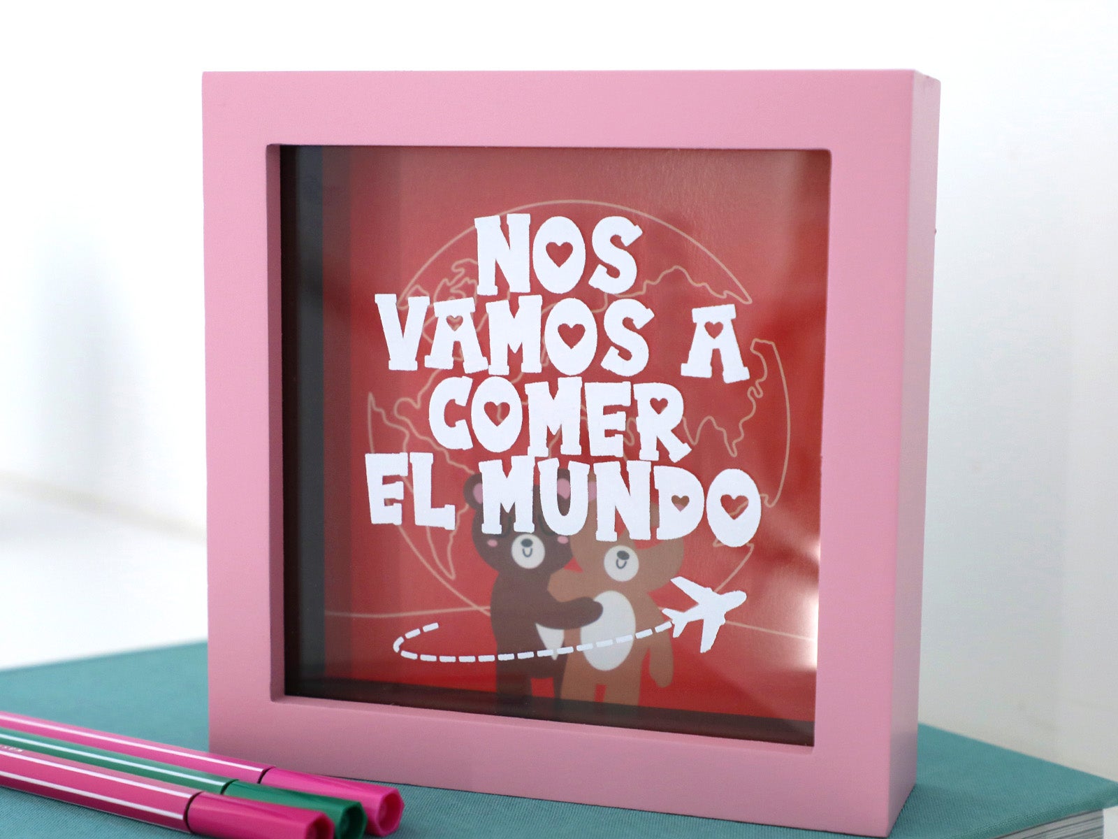 Hucha de madera rosa – Nos vamos a comer el mundo