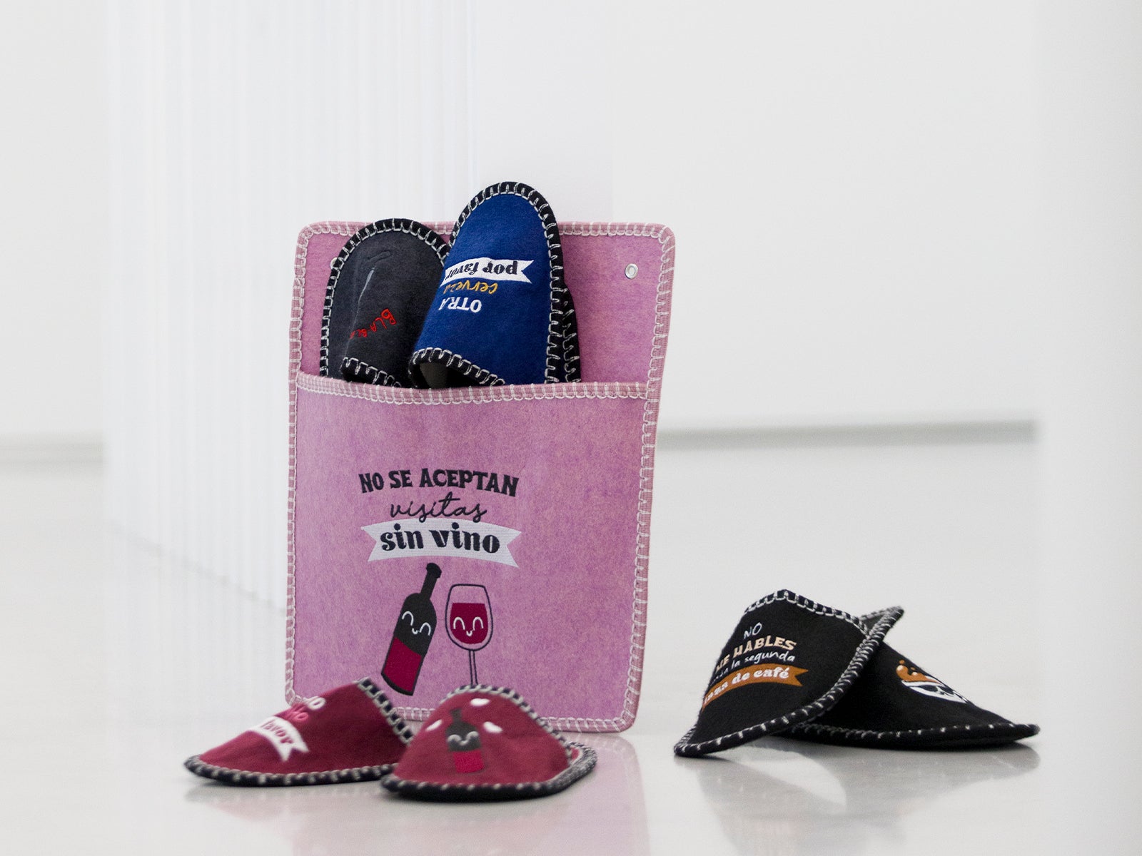 Zapatillas de invitados | No se aceptan visitas sin vino