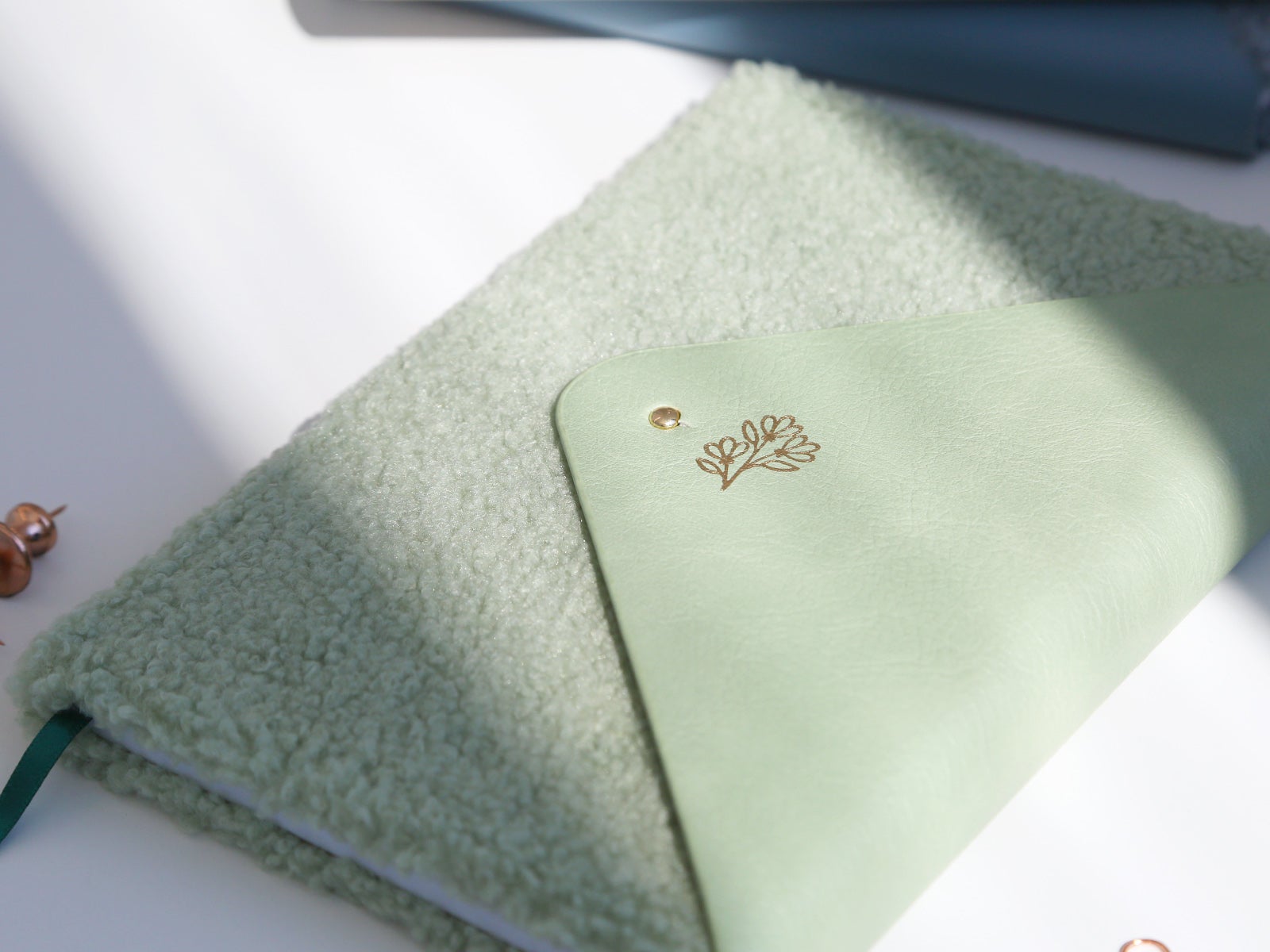 Libreta con cierre verde empolvado