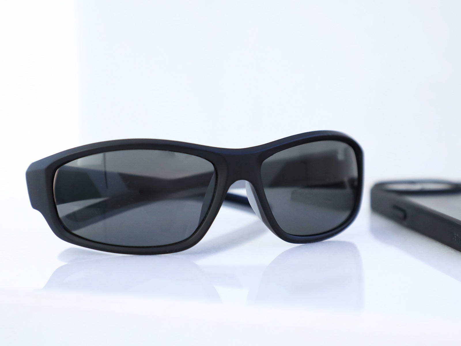 Long two-tone sunglasses