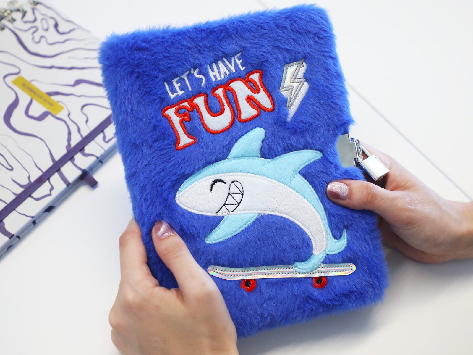 Diario de peluche con candado tiburón - Let's have fun