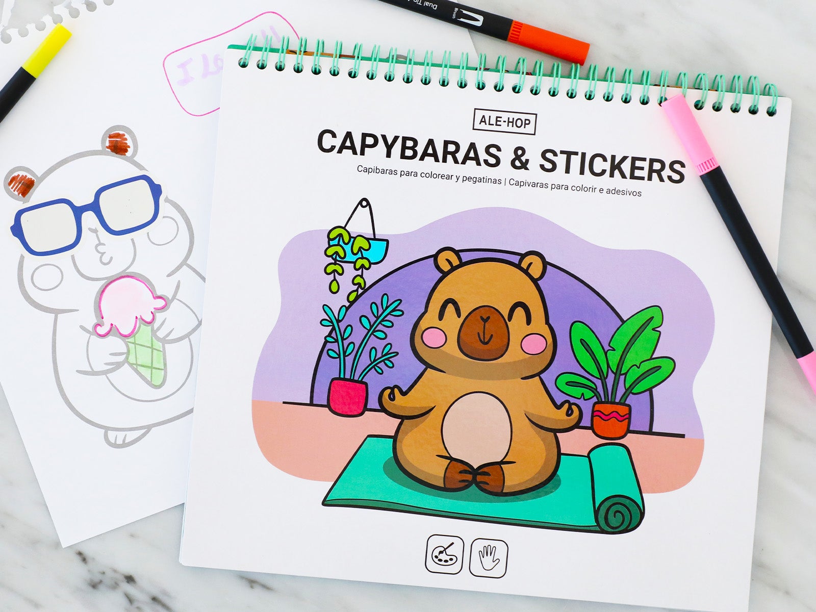 Libro para colorear XL con pegatinas de capibara